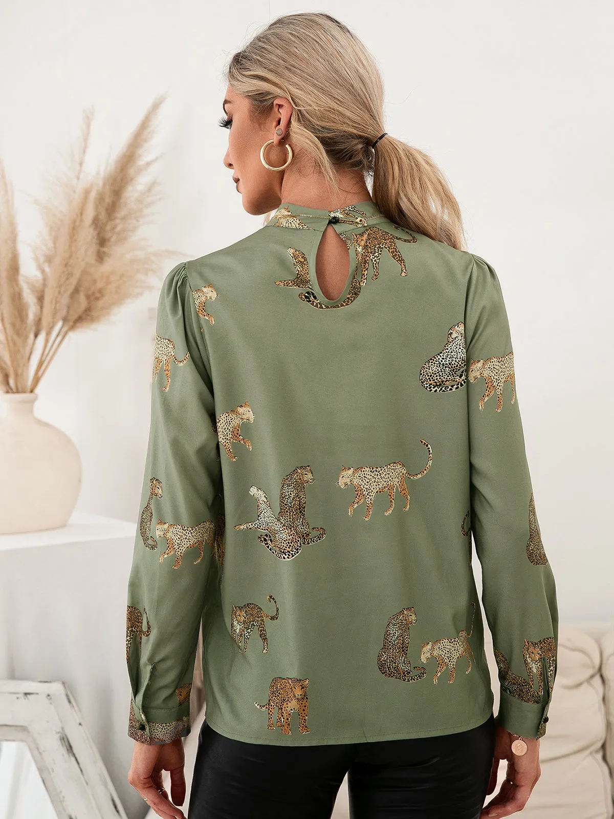 *APP EXCLUSIVE* Leopard Graphic Mock Neck Puff Sleeve Blouse