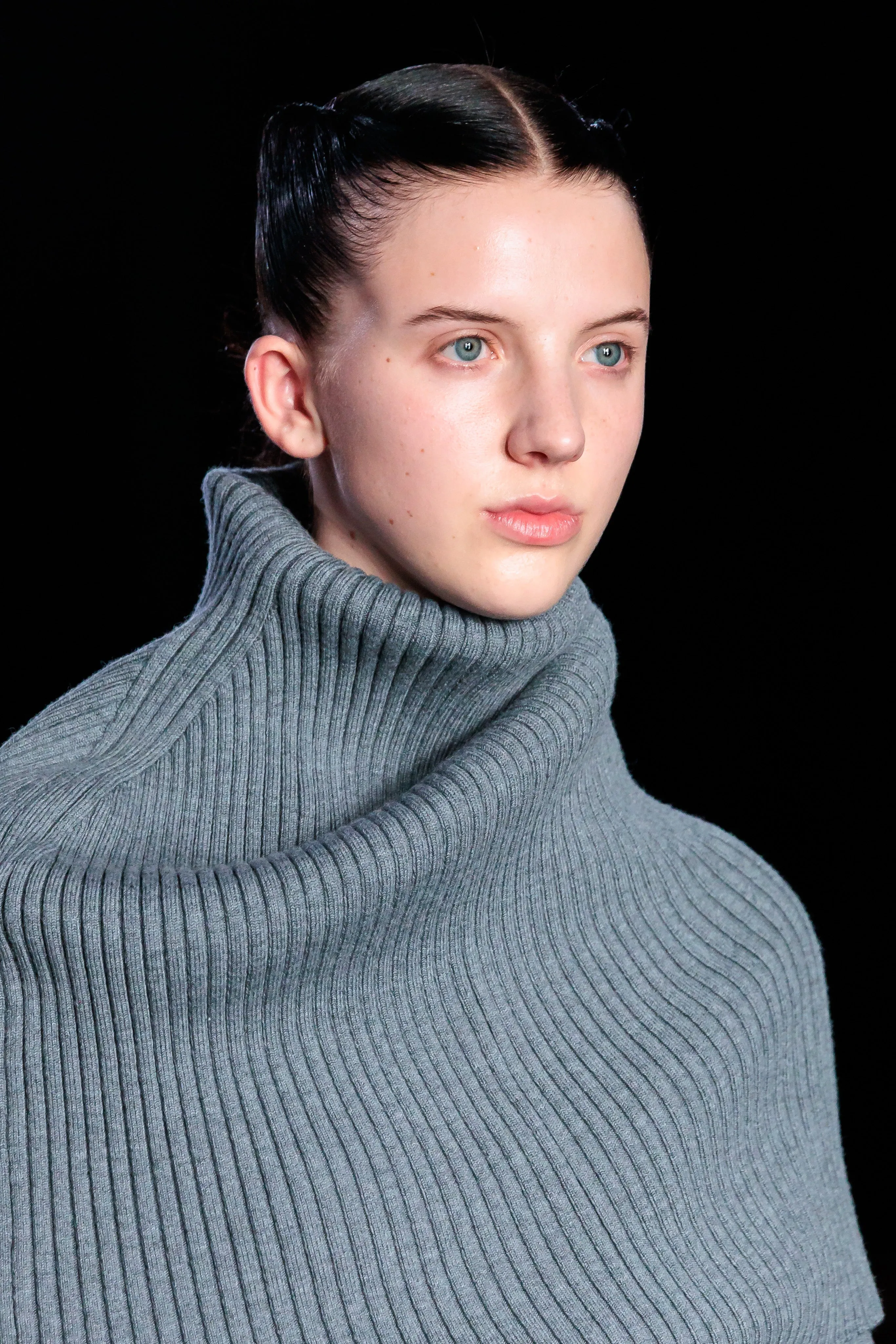 COVERED SHOULDER TURTLENECK