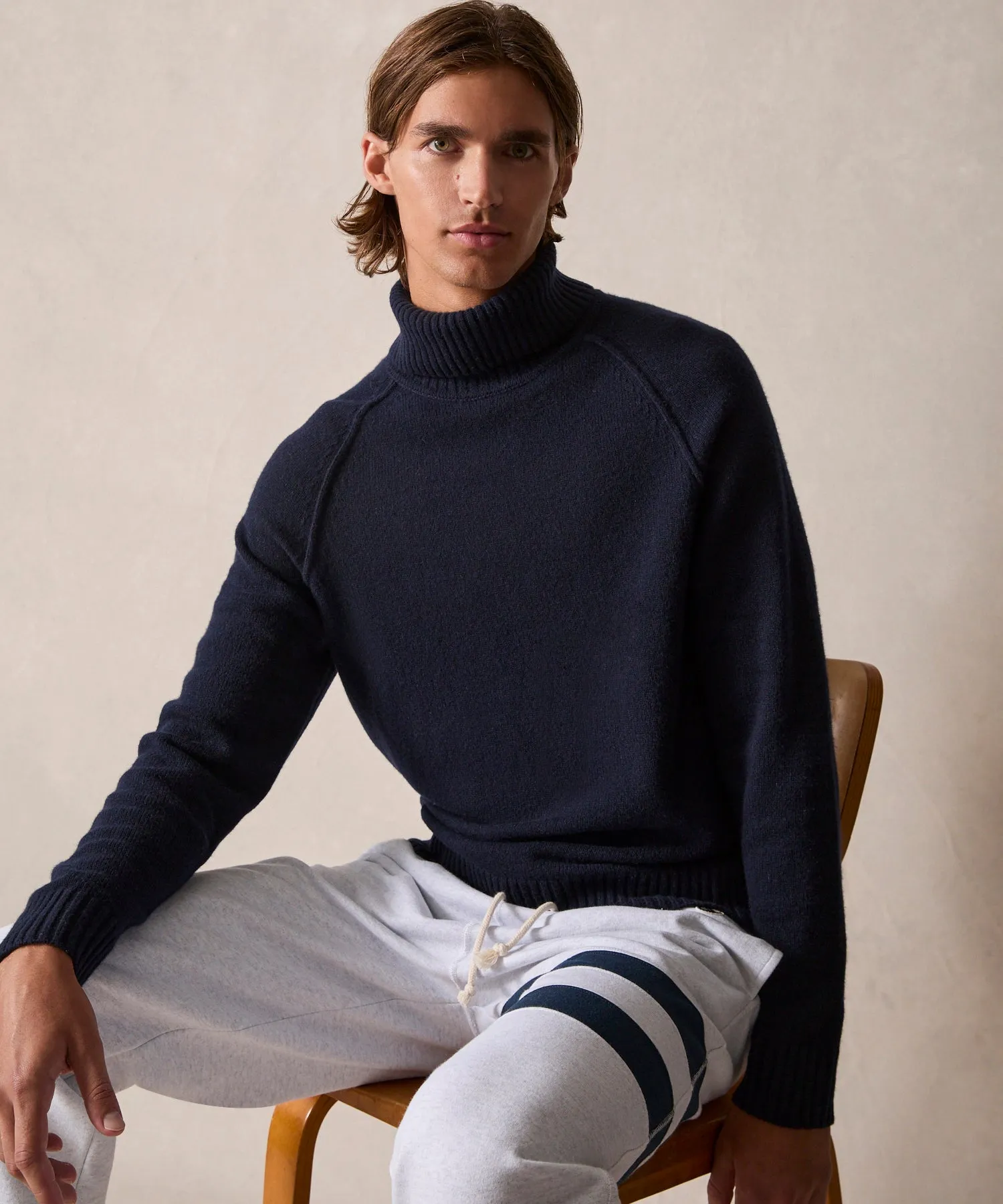 Nomad Cashmere Turtleneck in Navy